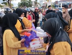 Cerminan Kerukunan, Jajaran Penggurus KKSS Sultra Kembali Turun Ke Jalan Bagikan Takjil di Bundaran Tank Kendari