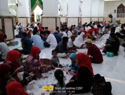 Semakin di Hati, KKSS Sultra Salurkan Ratusan Paket Buka Puasa di Masjid Al Kautsar Kendari