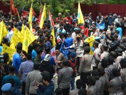Aksi Demo Mahasiswa Padati Kantor DPRD Sultra