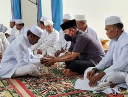 Ketua KKSS Sultra Sholat Jumat di Masjid Wuna Kota Lama