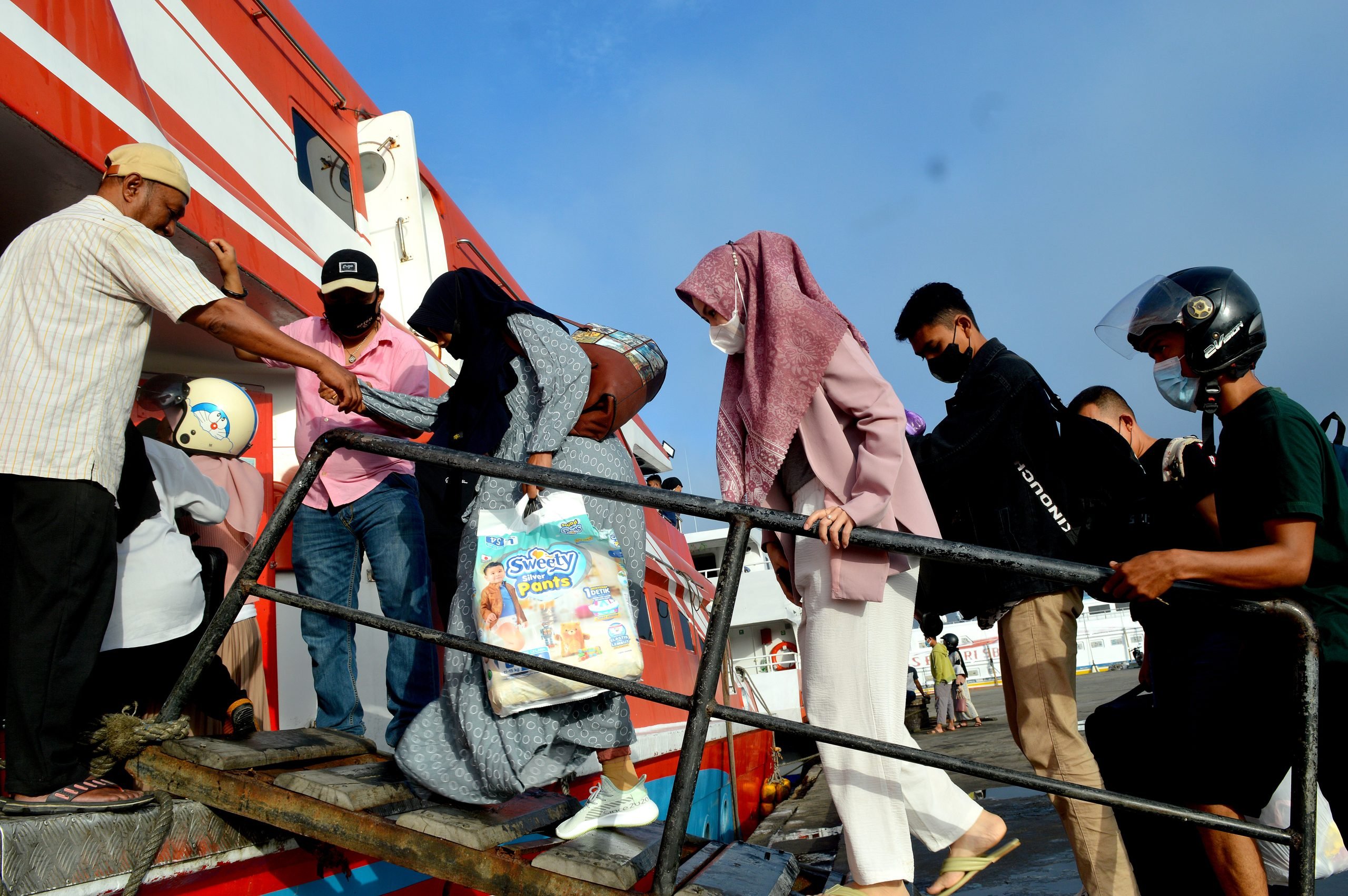 Penumpang menaiki Kapal cepat tujuan Kendari-Raha-Baubau.