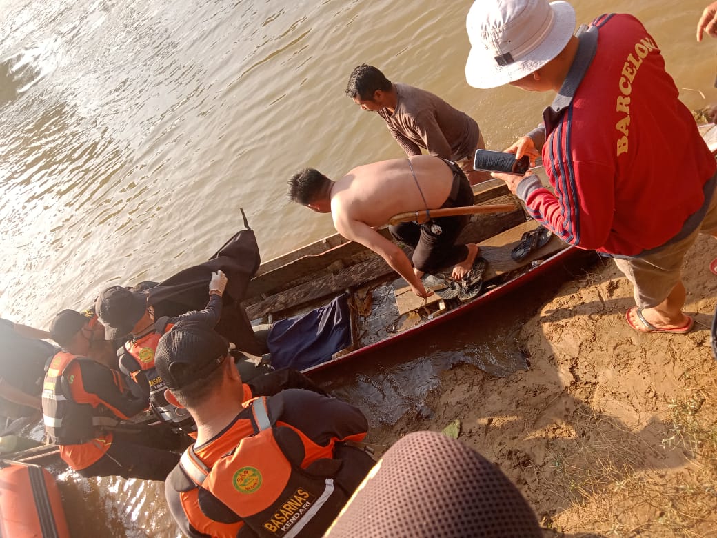 Terlihat saat tim SAR gabungan mengevaluasi korban yang tenggelam di Sungai Lalindu