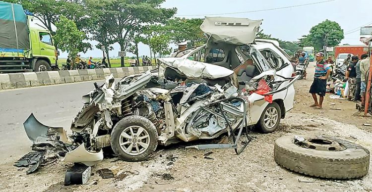 TAK BERBENTUK: Kondisi Toyota Avanza G 1031 CC setelah menabrak truk tangki yang parkir di Desa Playangan, Kecamatan Gebang, Kabupaten Cirebon, kemarin (3/4). (RADAR CIREBON)