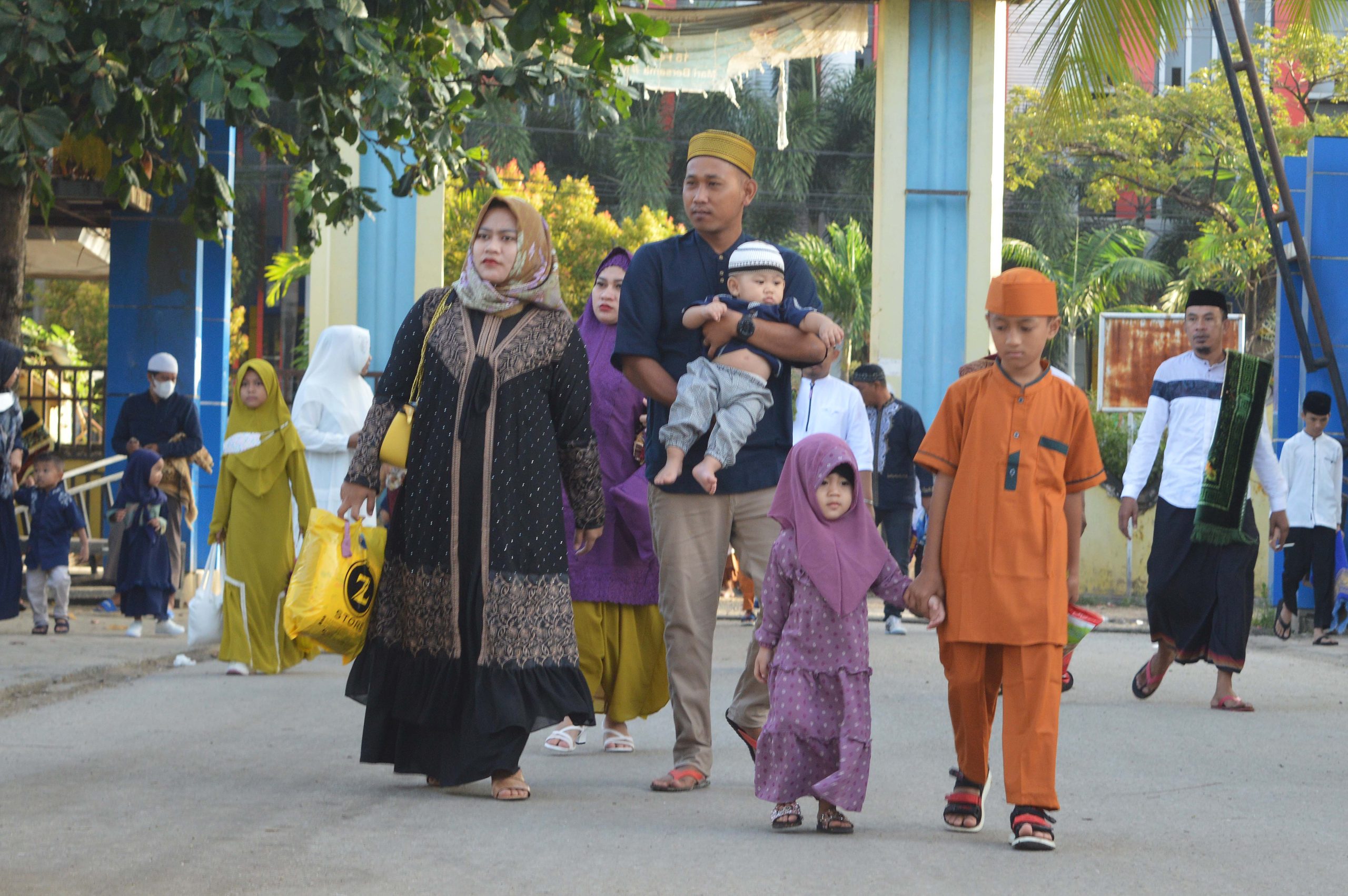 Suasana antusias warga melaksanakan salat Idul Fitri 1443 Hijriah di sekitar Pelabuhan Kota Kendari, Senin (2/5/2022). Umat muslim kembali dapat melaksanakan salat Idul Fitri ditempat terbuka setelah dua tahun adanya pembatasan dampak dari pandemi Covid-19. (Foto : JUFRIANTO/Rakyat Sultra).