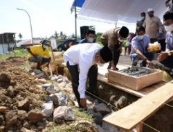 Wali Kota Kendari Letakkan Batu Pertama Pembangunan Masjid Hj Ratna di Poasia