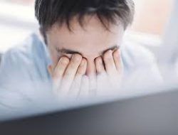 Jangan! Keseringan Mengucek Mata Ternyata Bisa Bikin Buta
