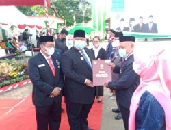 Gubernur Sultra Sematkan dan Beri Penghargaan Sejumlah ASN Berprestasi pada Upacara HAB ke-76