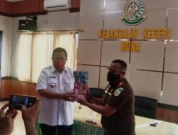 Kajari Serahkan Temuan BPK Rp 417 Juta kepada Bupati Muna