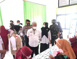 Pj Bupati Koltim Pantau Langsung Vaksinasi Anak di SDN 1 Raterate