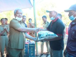 Sulwan Aboenawas Beri Bantuan Pupuk ke Petani Mowewe