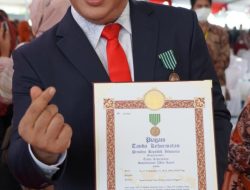Ruksamin Sabet Penghargaan Satyalancana Wira Karya dari Presiden Jokowi