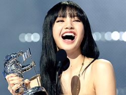 Lisa Black Pink Menangkan Piala Best K-Pop
