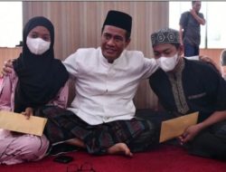 Andi Amran Sulaiman Lunasi Utang dan Beri Beasiswa untuk Anak yang Ibunya Gantung Diri di Pinrang