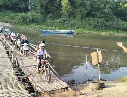 Jembatan Jurug dan Mojo Ditutup, Warga Rela Lewat Jalur Darurat yang Terbuat dari Bambu