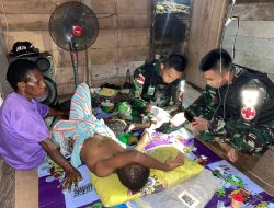 Satgas TNI Yonif Woroagi Obati Warga di Perbatasan RI-PNG
