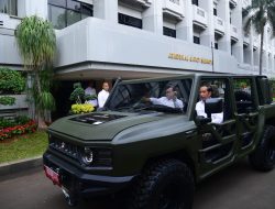 Saat Prabowo Bawa Kendaraan Taktis Sopiri Jokowi, Ratusan Jenderal TNI-Polri Melihat