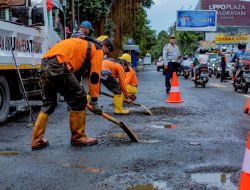 Rp 6 Miliar Digelontorkan Pemkab Karawang Demi Menambal Jalan Rusak