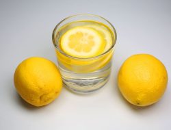 3 Manfaat Rutin Minum Air Lemon Campur Serai, Bantu Anda Mudah Tidur Nyenyak