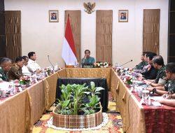 Malam-malam, Jokowi Kumpulkan Menhan hingga Jenderal Penting di Papua, Ini Pesannya