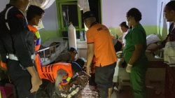 Rumah Sakit Diterjang Banjir Bandang, Brimob Polda Sultra Turun Evakuasi Pasien