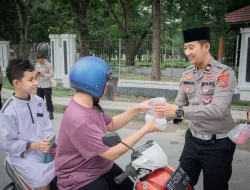 Ditlantas Bersama Biro Rena dan Bid Keu Berbagi Takjil di Depan Mako Polda Sultra