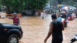 Personel Polresta Kendari Bantu Warga Terdampak Banjir