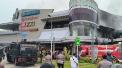 Brimob Polda Sultra Kerahkan AWC Bantu Padamkan Kebakaran The Park Kendari