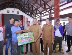 Burhanuddin Serahkan Alsintan ke Kelompok Tani