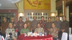 Kapolda dan Gubernur Sultra Nobar Wayang Kulit Lakon