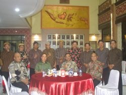 Kapolda dan Gubernur Sultra Nobar Wayang Kulit Lakon