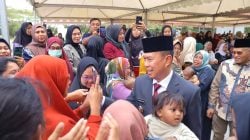 Gubernur Andi Sumangerukka Bagikan 1.000 Porsi Makanan ke Masyarakat di Jumat Berkah
